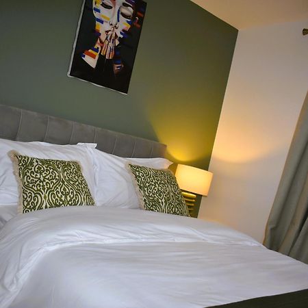 Luxury 2 Bed House With 3 Beds,3 Free Parking Lot In Dartford Near Town Centre, Adjacent Bus Stop, Train Station, Bluewater Mall, 25Mins To London City Airport,20 Miles From Central London Екстериор снимка