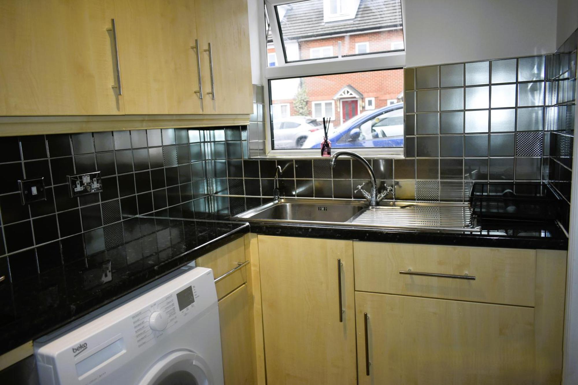 Luxury 2 Bed House With 3 Beds,3 Free Parking Lot In Dartford Near Town Centre, Adjacent Bus Stop, Train Station, Bluewater Mall, 25Mins To London City Airport,20 Miles From Central London Екстериор снимка