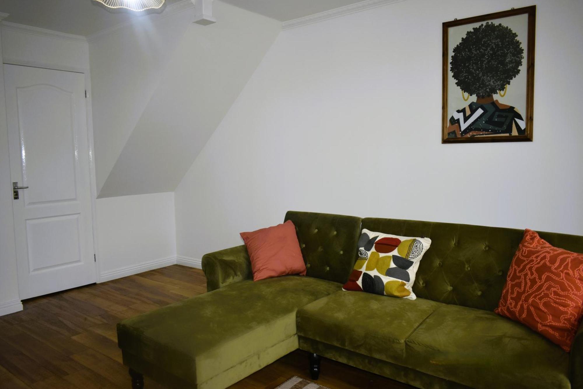 Luxury 2 Bed House With 3 Beds,3 Free Parking Lot In Dartford Near Town Centre, Adjacent Bus Stop, Train Station, Bluewater Mall, 25Mins To London City Airport,20 Miles From Central London Екстериор снимка