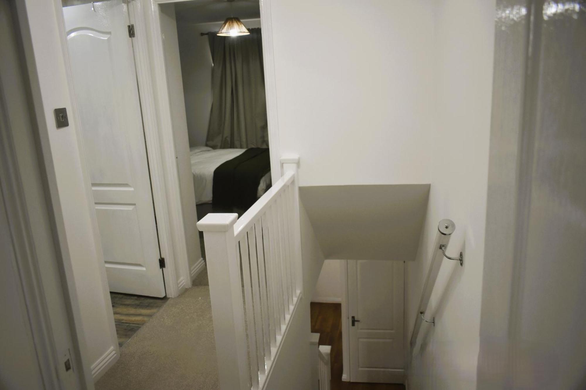 Luxury 2 Bed House With 3 Beds,3 Free Parking Lot In Dartford Near Town Centre, Adjacent Bus Stop, Train Station, Bluewater Mall, 25Mins To London City Airport,20 Miles From Central London Екстериор снимка