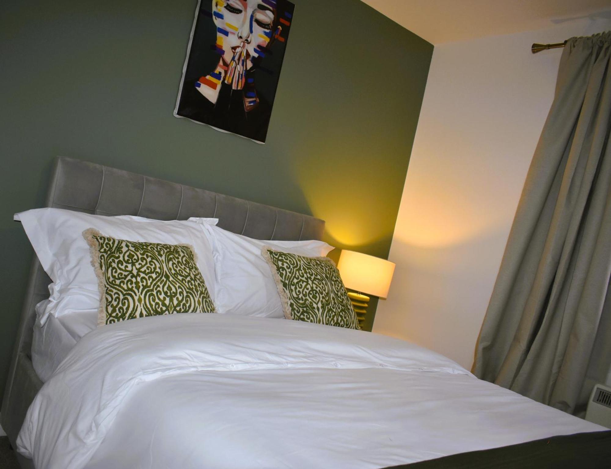 Luxury 2 Bed House With 3 Beds,3 Free Parking Lot In Dartford Near Town Centre, Adjacent Bus Stop, Train Station, Bluewater Mall, 25Mins To London City Airport,20 Miles From Central London Екстериор снимка