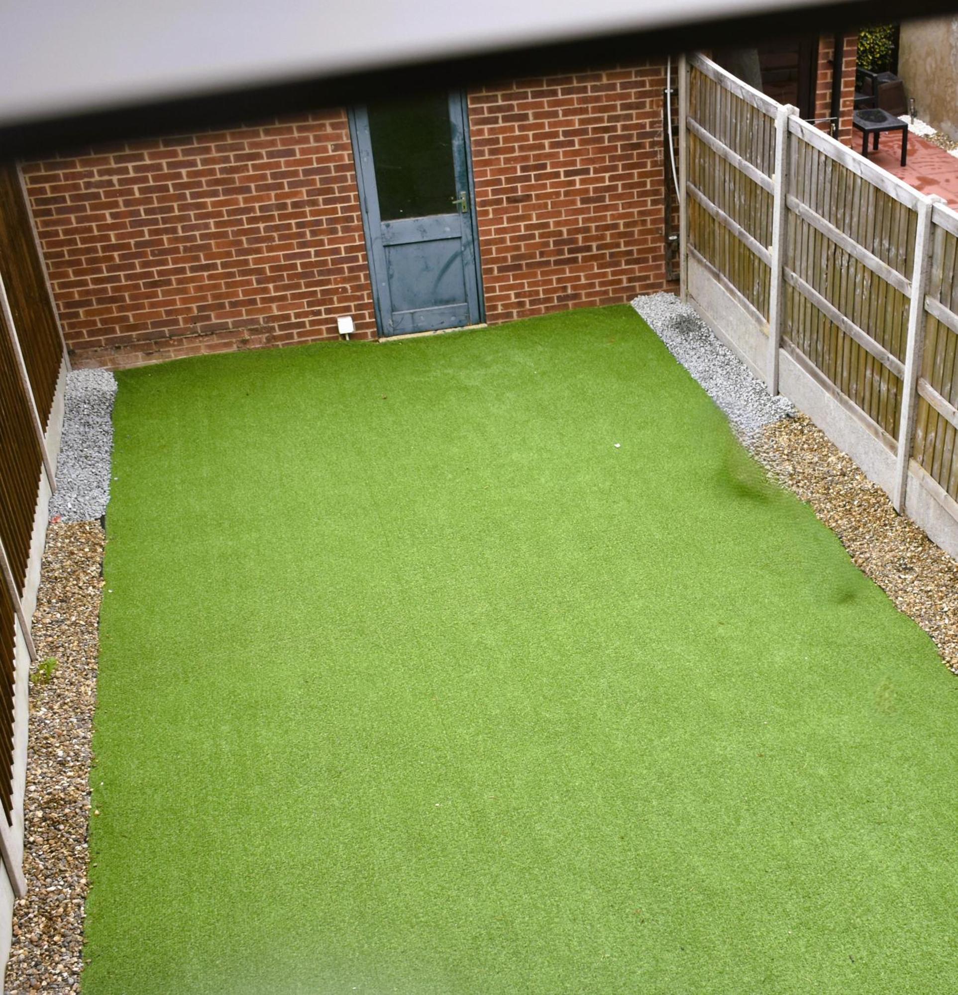 Luxury 2 Bed House With 3 Beds,3 Free Parking Lot In Dartford Near Town Centre, Adjacent Bus Stop, Train Station, Bluewater Mall, 25Mins To London City Airport,20 Miles From Central London Екстериор снимка