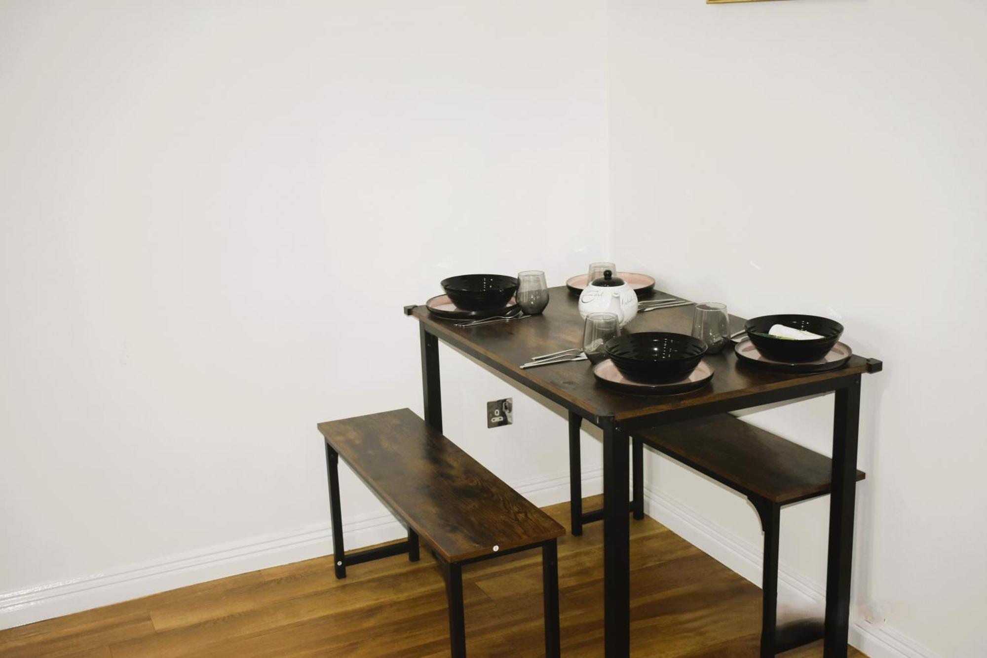 Luxury 2 Bed House With 3 Beds,3 Free Parking Lot In Dartford Near Town Centre, Adjacent Bus Stop, Train Station, Bluewater Mall, 25Mins To London City Airport,20 Miles From Central London Екстериор снимка